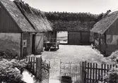 Sture Svenssons gård, sedd mot portskjulet.