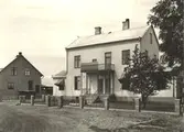 Kalmar Tändsticksfabrik kontorsbyggnad 1950-talet.
Kalmar tändsticksfabrik grundades 1907 av Ernst Kreuger. 1917 övertogs den av AB Jönköping-Vulcan. Under 25år,1925-1950, tillverkades tändstickor till det grekiska tändsticksmonopolet. 1950-60 gick däremot produktionen till Peru. Etiketterna trycktes i Arencos tryckeri 