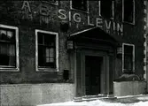 AB Sig. Levin. Huvudingången.