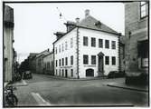 Hantverkshuset med Bergs Begravningsbyrå. Huset byggdes på 1660-talet för stadspresidenten Erik Nentzell Ehrenklo. Det skadades svårt under stadsbranden 1765 men återuppbyggdes. Fastigheten inköptes 1944 av hantverksföreningen.