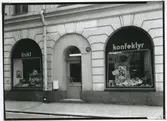 Revy Frukt  & Konfektyr.
Affärsinnehavare Kristianson och Co.
I  Kristianson.  Butiken låg i Teaterhuset, ut mot nuvarande Olof Palmes gata. 

Foto 1950-01-18
