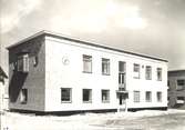 Kalmar Tändsticksfabrik kontorsbyggnad 1950-talet.
Kalmar tändsticksfabrik grundades 1907 av Ernst Kreuger. 1917 övertogs den av AB Jönköping-Vulcan. Under 25 år,1925-1950, tillverkades tändstickor till det grekiska tändsticksmonopolet. 1950-60 gick däremot produktionen till Peru. Etiketterna trycktes i Arencos tryckeri 