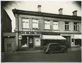 Cigarr- och tobaksaffär samt textilaffär i Kalmar.