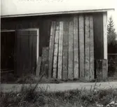 Bräder från Pelikanen 2 Vimmerby enligt brev 8/9-65
Målade bräder från rivningen av uthus.