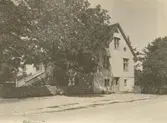 Gästgivaregården sedd från landsvägen. I gaveln fanns en handelsbod.