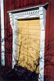 Framsida med snidat dörröverstycke på Övrakulla 1:5.