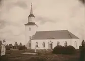 Kyrkan stod färdig 1863 och ersatte en medeltida klövsadelkyrka med två torn. Nuvarande kyrka består av rektangulärt långhus med kyrktorn i väster, tresidigt avslutat kor i öster samt sakristia i norr.