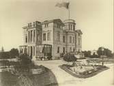 Villa Skansen. Den som lät bygga villan 1883 var handlaren och v. konsuln John Oskar Roosval. Arkitekten John Wilhelm Löfmark har ritat villan.