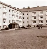 Under 1960-talet byggdes ett stort antal lägenheter i Sverige. I Kalmar var NJ Andersson och son, under ledning av Jörgen Tegnander, en av de stora byggherrarna. Bilden visar ett av deras nybyggda kvarter.