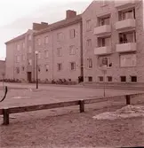 Under 1960-talet byggdes ett stort antal lägenheter i Sverige. I Kalmar var NJ Andersson och son, under ledning av Jörgen Tegnander, en av de stora byggherrarna. Bilden visar ett av deras nybyggda kvarter.