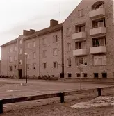 Under 1960-talet byggdes ett stort antal lägenheter i Sverige. I Kalmar var NJ Andersson och son, under ledning av Jörgen Tegnander, en av de stora byggherrarna. Bilden visar ett av deras nybyggda kvarter.