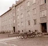Under 1960-talet byggdes ett stort antal lägenheter i Sverige. I Kalmar var NJ Andersson och son, under ledning av Jörgen Tegnander, en av de stora byggherrarna. Bilden visar ett av deras nybyggda kvarter.
