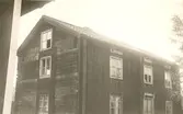 Två likadana hus på samma gård i vinkel. Den andra ej bebodd, förfallen (se forts.). Ägdes ursprungligen av två bönder.