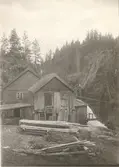 Motiv från Ålhults kvarnar.

Sticksåg och gröpkvarn vid Brännebro. Foto 1905.
