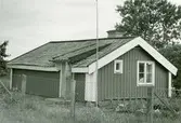 Åke Hedlunds stuga, nedan sedd mot gårdssidan vid ingången.