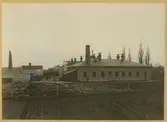 Etikett från Gustafsbergs Tändsticksfabrik.

Gustafsbergs Tändsticksfabrik startades 1858 av firman P. Lundblad & Co. vid Norra landsvägen på den tomt som senare kom att hysa >Kalmar Chokladfabrik. Namnet Gustafsberg syftar på den lantgård som tidigare låg på denna plats. G bytte ägare några gånger innan handlanden C. G. Säfström övertog fabriken 1868. Han drev den sedan till 1887 då den såldes till det nystartade Swedish Match som kom att äga ett flertal fabriker. I samband med det bolagets konkurs lades driften ner 1889 men återupptogs 1893 efter att >Lindahls Tändsticksfabrik i Kalmar hade brunnit. Även Lindahls ingick i Swedish Match. År 1897 brann G men återuppbyggdes och driften var åter igång året efter. G uppgick 1913 i det nystartade bolaget Förenade Svenska Tändsticksfabriker och året efter nedlades fabriken för alltid. Fastigheten övertogs samma år av Kalmar Konfekt- och Karamellfabrik som senare kom att bli Kalmar Chokladfabrik.

(Uppgifterna är hämtade från http://www.kalmarlexikon.se/index.php/g/gustafsbergs-taendsticksfabrik.html)