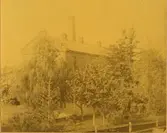 Lindahls Tändsticksfabrik, egentligen J. F. Lindahls Tändsticksfabrik, startades 1858 av Johan Fredrik Lindahl som då kom från Gävle där han drivit en tändsticksfabrik under ett år. Tillverkningen förlades till hans svärmor Sophie Möllers fastighet i korsningen Järnvägsgatan-Odengatan vid Bremerlyckan. Den kallades även för Kalmar Nya Tändsticksfabrik vilket gjorde att >Fredriksdahls Tändsticksfabrik under en tid kallade sin för Gamla Tändsticksfabriken. L drabbades av en mindre brand 1860 men brann två år senare ner till grunden. År 1864 återuppbyggdes fabriken. Som mest sysselsattes närmare 200 personer, många barn och många hemarbetare. Sonen Axel gick in i rörelsen 1879 och firman fick då namnet J. F. Lindahl & Son. Åtta år senare såldes L till Swedish Match Company och 1893 drabbades L åter av en brand. Produktionen flyttades då till >Gustafsbergs Tändsticksfabrik vid Norra vägen. L återuppbyggdes aldrig.