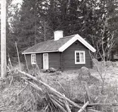 Tildas stuga i Virserums hembygdspark. Stugan är rödfärgad och försedd med tegeltak.