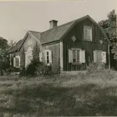 Fastigheten Björkmossa n:r 2 o 3. Manbyggnaden byggd 1834, sedd från söder.