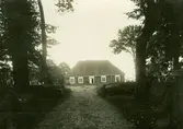Huvudbyggningen, sedd från gårdsuppfarten.