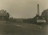 Kyrkeby brännvinsbränneri.
Från vänster sädesmagasin, mälta, bränneri.