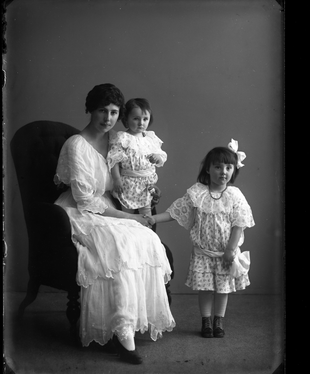 Calla Helena Sundbeck, The Friherrdess Helga von Otter probably the daughters Birgit (in the Fame) and Margit.