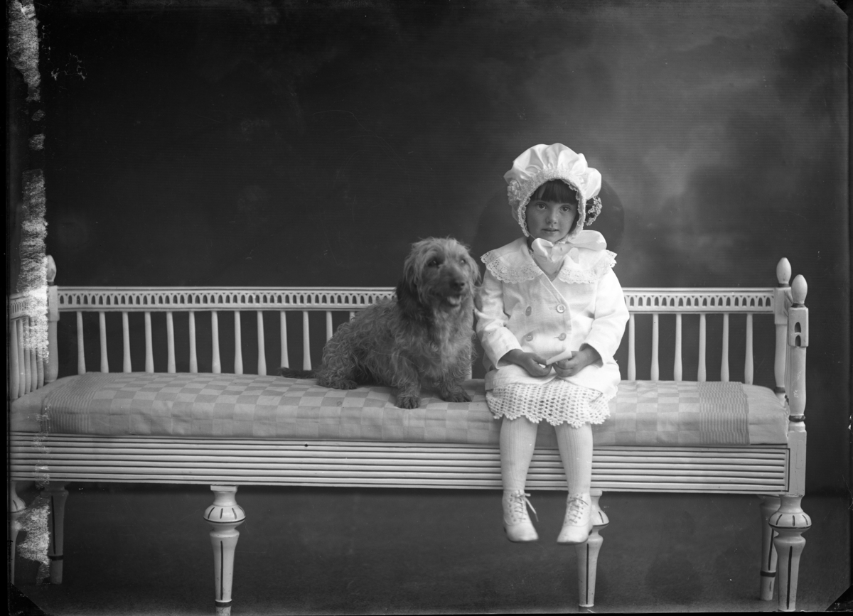 Calla Helena Sundbeck, Margit von Otter med hund. Dotter till Helga och Eric von Otter på Västanå.