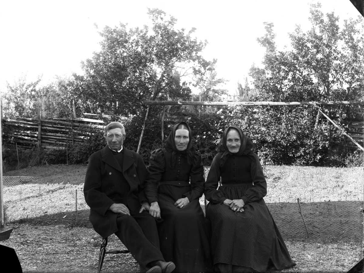 Calla Helena Sundbeck, Johan Magnusson in Stigby, Visingsö, with probably the wife Lotta Petersdotter and unknown woman.