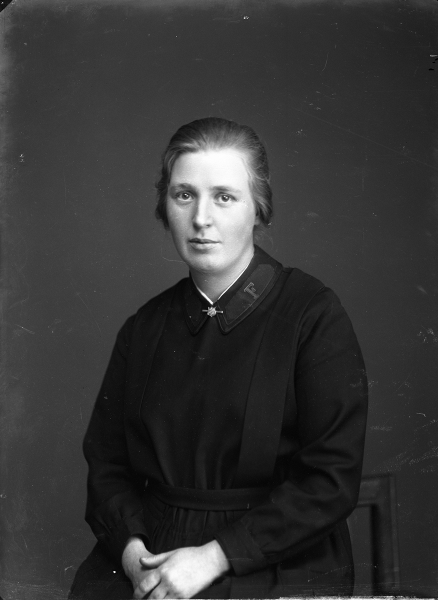Calla Helena Sundbeck, Captain Zettergren of the Boundary in the Salvation Army.