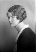 Ateljébild på en kvinna i blus. Enligt Walter Olsons journal är bilden beställd av fröken B Örtendahl.