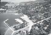 Flygfoto över Borgholms hamn. Staden med hus och gator.