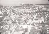 Flygfoto över Borgholm, staden med hus och kvarter.