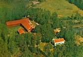 Flygfoto över Gunnabo. Gård med hagmark, ekonomibyggnader och ladugård.