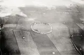 Äldre flygbild över Löts borg.