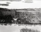 Vy med slottet och lada till höger.