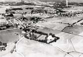 Flygfoto över Smedby med Dörby kyrka i förgrunden.