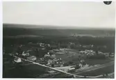 Flygfoto över Gullaskruv. På bilden syns bland annat sågverket och järnvägsstationen.