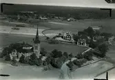 Flygfoto över Gladhammar. Samhället med kyrkan i centrum.