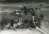 Flygfoto över  Gladhammar. Byn med kyrkan i mitten, hus med vägen genom byn. Kyrkan uppfördes under perioden 1883-1886.