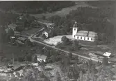 Flygfoto över Västrums kyrka 1935.