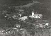 Flygfoto över Västrums kyrka 1935.