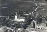 Flygfoto över Norra Möckleby kyrka.