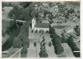 Flygfoto över Högsby kyrka.