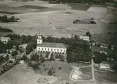 Flygfoto över Lofta kyrka.