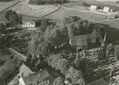 Flygbild över Frödinge kyrka.