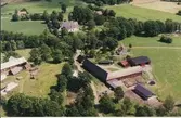 Flygfoto över gård i Mortorp.