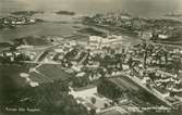 Flygfoto över Kalmar. Centrum med idrottsanläggning, skola, domkyrka och stadsbebyggelse.