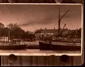 Hamnmotiv (reproduktion av tavla). Kalmarsund I (och II).

Ölandskajen
Larmgatan, Turisthotellet.