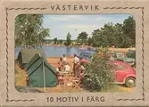 Pappersmapp med 10 Västerviksmotiv i färg. I bilden syns Lysingsbadet. Tält, familj och en Volkswagen i förgrunden.


Framsida.