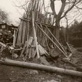 Ett vindskydd i timmer.